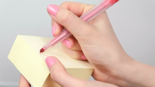 Primeros planos de las mujeres manos escribir en hojas de papel adhesivo amarillo palabras gracias . — Vídeos de Stock