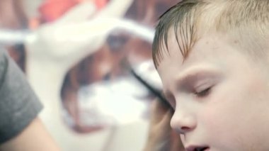 El tarak closeup berber ve makas ile sarışın kısa erkek saç kesim patlama. Önden Görünüm.