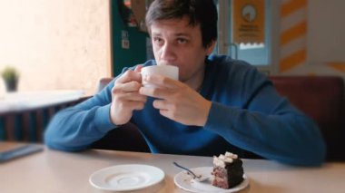 İçki kafede çay genç adam.
