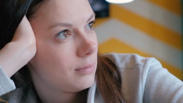 Triste mujer sentada en un café y esperando su orden. Cara de primer plano . — Vídeo de stock