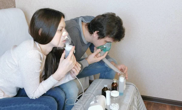 Nebulizatör ve astım tedavisi için kullanın. Erkek ve kadın inhaler maskesi teneffüs edilmesi. Yan görünüm. — Stok fotoğraf