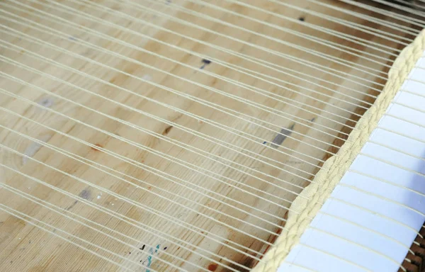 Weaving on a loom frame. Closeup. — Stock Photo, Image