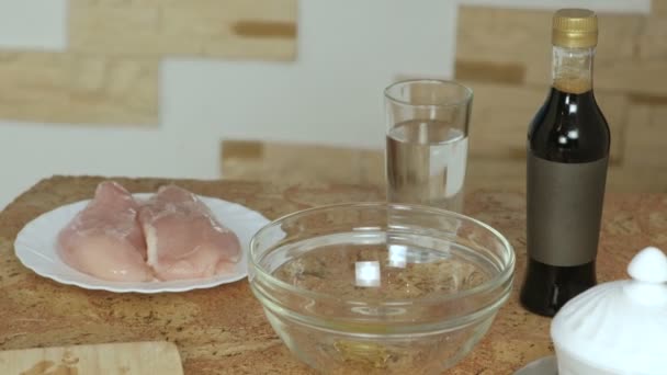Closeup ingredienser til at lave mad kylling på bordet . – Stock-video