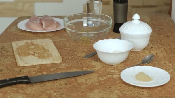 Zutaten, um Hühnchen auf dem Tisch zu kochen. — Stockvideo