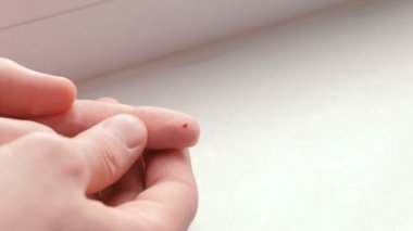 Üzerinde parmak kesmek bir el mans. Kan akar.