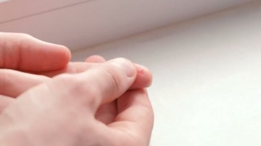 Üzerinde parmak kesmek bir el mans. Kan akar.