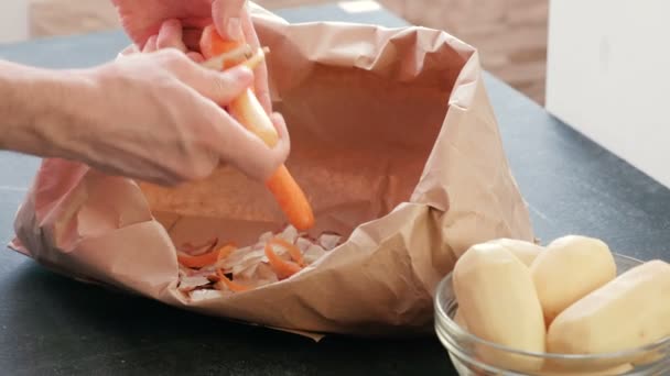 Primo piano mans mani peeling carota . — Video Stock