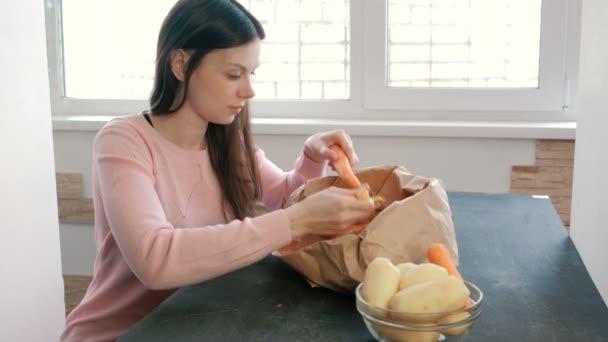 Giovane donna è peeling carota . — Video Stock