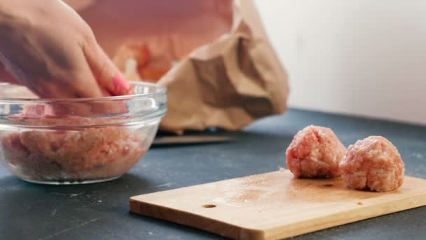 Gros plan d'une femme faisant des boulettes de viande hachée avec du riz et la mettant sur une planche de bois . — Video