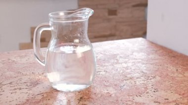 Sürahi su tablo ile.