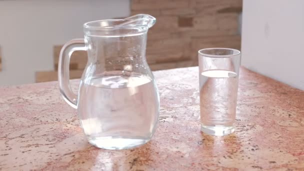 Karafu s vodou a plné sklo na stůl. — Stock video