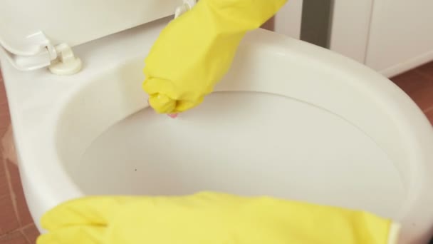 Dámské ruce zavřít - nahoru v žluté gumové rukavice umýt záchod s houbou. Boční pohled. — Stock video