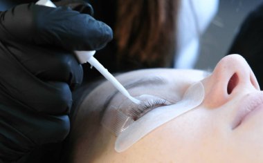 Güzellik bakımı. Güzellik uzmanları el kıvırıcı kirpik kıvırıcı üzerinde bir çözüm koymak. Botox ve kirpik laminasyon.