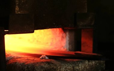 Kılıç dışarı metal demirhane, yapma. Fırın içinde metal demir çubuklar Isıtma.