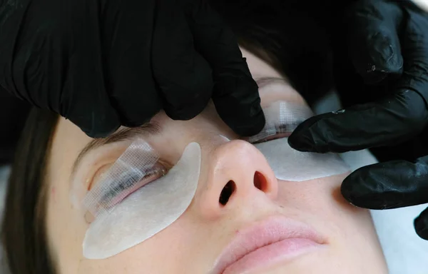 Tratamiento de belleza. Procedimiento esteticista de Botox y pestañas laminadas. Fijación de pestañas . — Foto de Stock