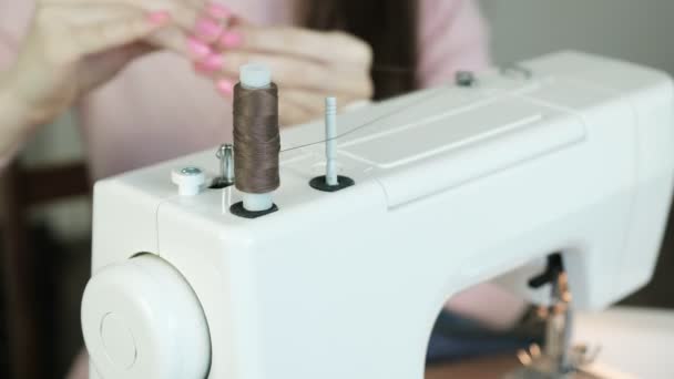 La costurera rebobina el hilo de la bobina de la máquina de coser . — Vídeos de Stock