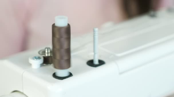 Il filo viene srotolato dal mulinello durante il cucito ad altra bobina. Preparazione al cucito . — Video Stock