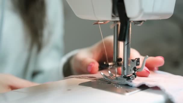 Vrouw naaien lichte stof op een close-up van de naaimachine. Zijaanzicht. — Stockvideo