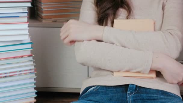 Primer plano de las manos de las mujeres abrazando el libro . — Vídeo de stock