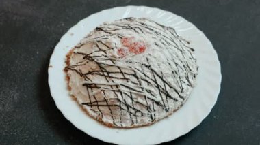 El Close-Up kiraz ev yapımı cherry Pie beyaz tabakta alır..