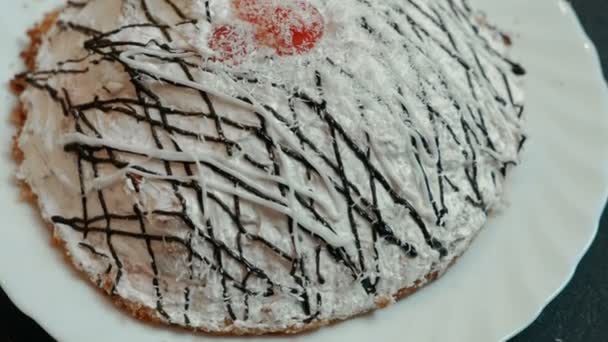 Torta de cereja caseira na placa branca . — Vídeo de Stock
