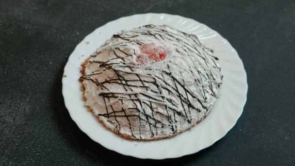 Tarta de cereza casera en plato blanco . — Vídeo de stock