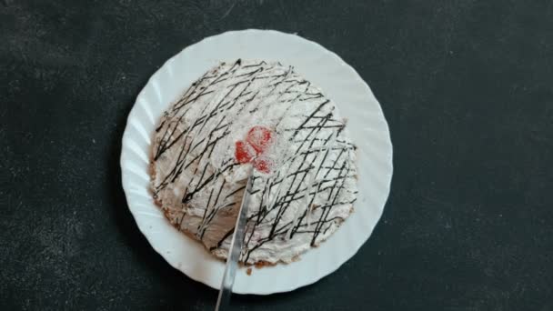 Primer plano de la mujer de la mano cortar una rebanada de pastel de cereza casero en el plato blanco . — Vídeos de Stock
