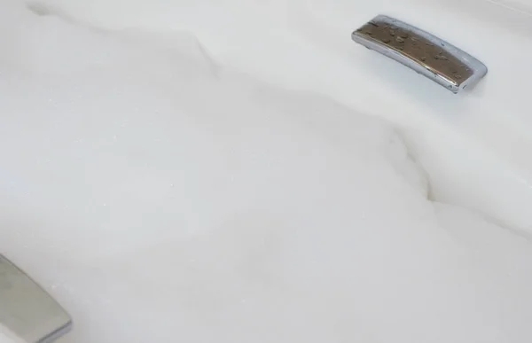 Белая пена в ванной комнате . — стоковое фото