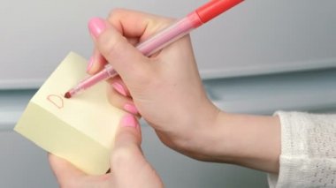 Closeup kadının el yazma sarı etiket kağıt yaprak kelimeleri yemeğimi yeme.