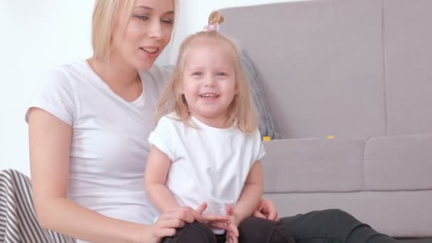 Jolie jeune maman blonde et sa charmante fille jouant avec ballon rose. Portrait rapproché . — Video