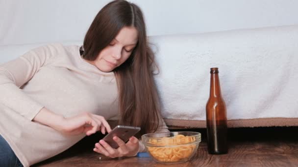 Smutná Mladá krásná bruneta žena píše zprávu na mobilní telefon. — Stock video