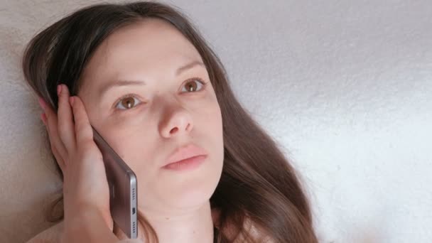 Jovem mulher bonita está falando telefone celular . — Vídeo de Stock