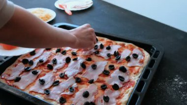Pizza Hazırlama Cook. Domates sosu ve pastırma ile hamur koymak womans eller.