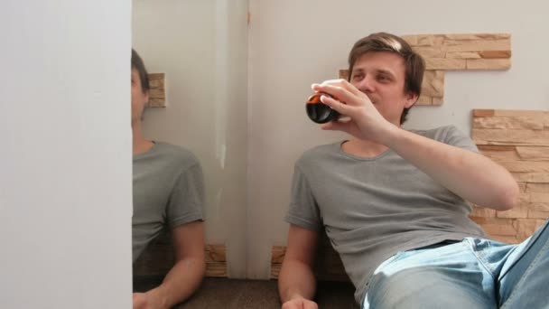 Männlicher Junggeselle trinkt Bier und zeigt dich mit dem Finger auf sein Spiegelbild im Spiegel. — Stockvideo