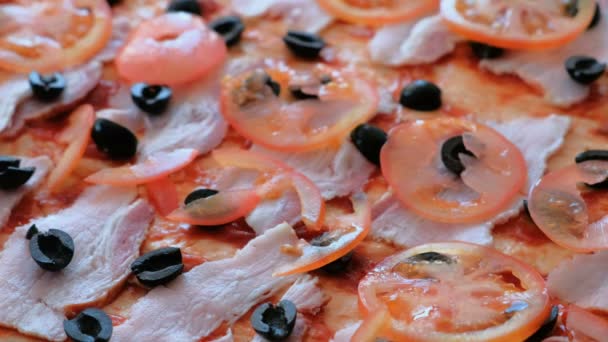 Cozinhe preparando pizza. Mãos de mulher de close-up põem o tomate à massa de farinha com molho e bacon . — Vídeo de Stock