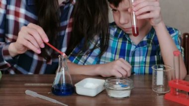 Kimya deneyleri evde. Anne ve oğlu gaz serbest ile kimyasal bir reaksiyon şişeye olun.