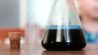 Kimya üzerinde deneyler. Şişeyi masada gaz serbest ile kimyasal reaksiyon.