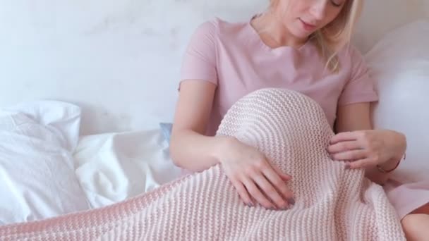 Giovane attraente mamma bionda gioca a nascondino con la sua piccola figlia affascinante in abiti rosa . — Video Stock