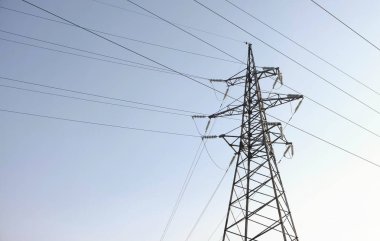 Yüksek gerilim kule, gökyüzü arka planda İsale Hattı.