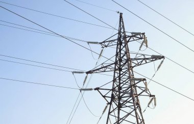 Yüksek gerilim kule, gökyüzü arka planda İsale Hattı.