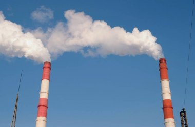 İki kırmızı ve beyaz boru ile gökyüzü arka plan duman termal güç istasyonu.