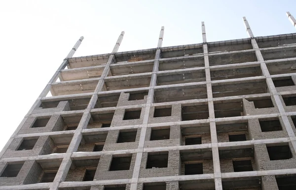Meerdere verdiepingen residentiële gebouw in aanbouw. — Stockfoto