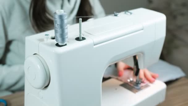 Mujer cosiendo tela ligera en un primer plano de la máquina de coser. Desenfoque de vista lateral . — Vídeos de Stock