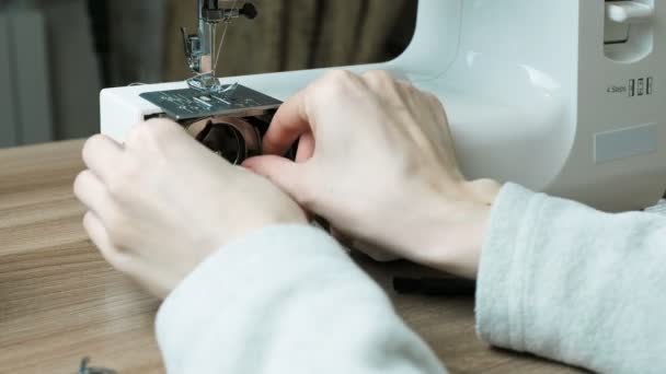 Közeli női kezek szét a varrógépet, és tisztítsa meg a portól egy kefével. — Stock videók