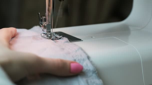 Zenske detail ruce látka na šicí stroj na šití. — Stock video