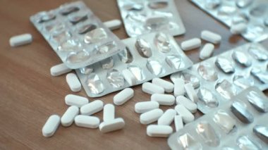 Kabarcıklar hapları ve masada beyaz hap. Portre.