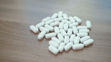 Tablo portre üzerinde beyaz hap soluk. Metin için yer.