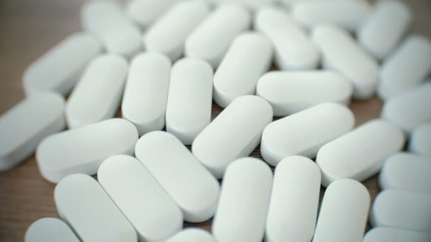 Vértes fehér ovális tabletták az asztalon. — Stock videók