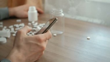 adam cep telefonu hakkında yardım almak için aktif ve olmadan düşüyor. Depresyon, intihar ve tehlike kavramı.
