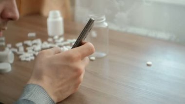 adam cep telefonu hakkında yardım almak için aktif ve olmadan düşüyor. Depresyon, intihar ve tehlike kavramı.
